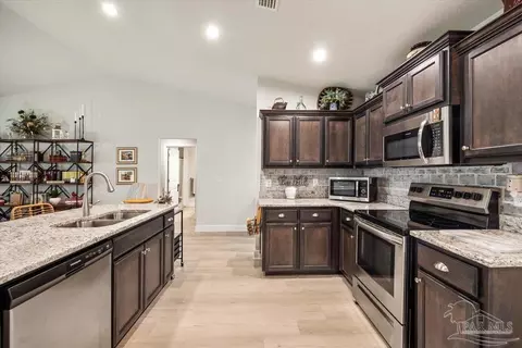 Kitchen - 5986 Parsonage Cir, Milton, FL 32570 photo 2 of 5