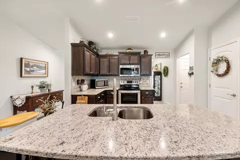 Kitchen - 5986 Parsonage Cir, Milton, FL 32570 photo 4 of 5