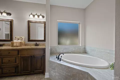 Bath - 5760 Heatherton Rd, Milton, FL 32570 photo 3 of 4