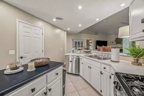 Kitchen - 4623 Hamilton Bridge Rd, Pace, FL 32571 photo 3 of 3