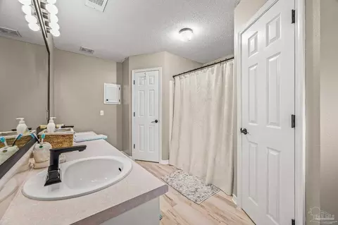 Bath - 4623 Hamilton Bridge Rd, Pace, FL 32571 photo 3 of 5