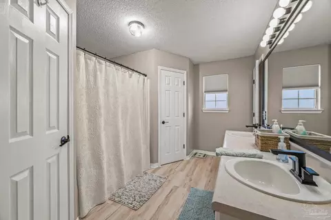 Bath - 4623 Hamilton Bridge Rd, Pace, FL 32571 photo 5 of 5