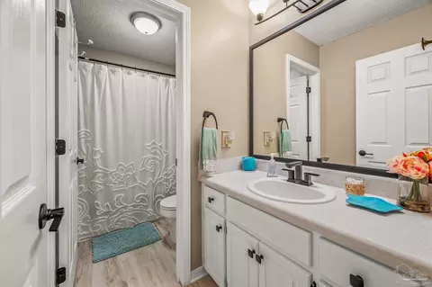 Bath - 4623 Hamilton Bridge Rd, Pace, FL 32571 photo 1 of 5