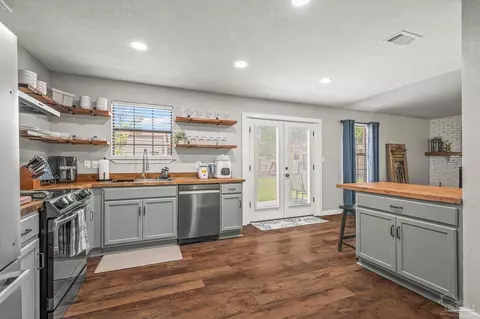 Kitchen - 4684 Evelyn St, Pace, FL 32571 photo 6 of 7