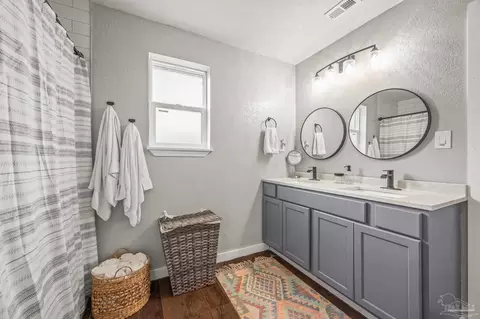 Bath - 4684 Evelyn St, Pace, FL 32571 photo 3 of 6