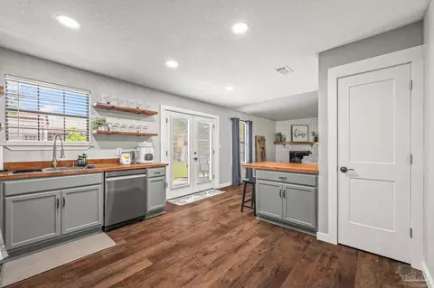 Kitchen - 4684 Evelyn St, Pace, FL 32571 photo 5 of 7
