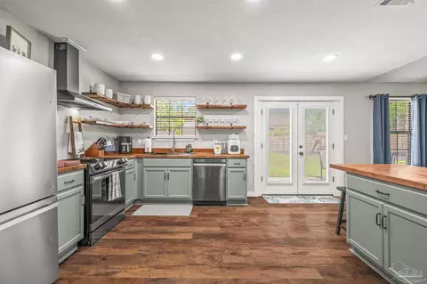 Kitchen - 4684 Evelyn St, Pace, FL 32571 photo 4 of 7