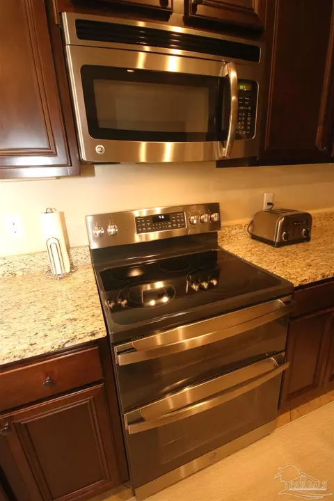 Kitchen - 4135 Dundee Crossing Dr, Pace, FL 32571 photo 8 of 11