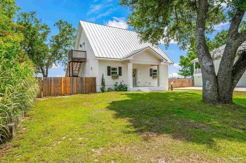 7693 Petersen Pt Rd, Milton, FL 32583