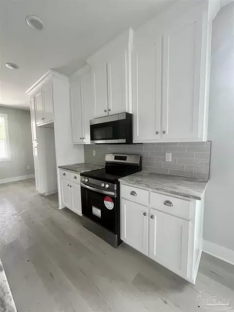 Kitchen - 5259 Sonoma Ct, Milton, FL 32583 photo 3 of 4