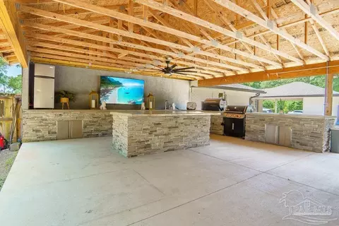 Kitchen - 6050 Cheyenne Dr, Milton, FL 32570 photo 4 of 5