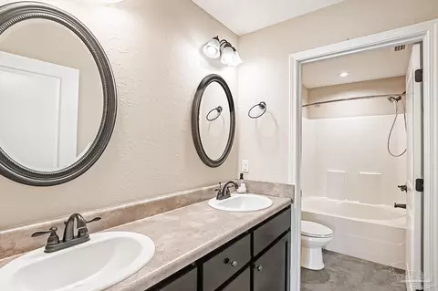 Bath - 5629 Rosedown Ct, Milton, FL 32583 photo 2 of 5