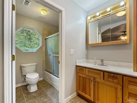 Bath - 1150 Fleming Bridge Rd, Milton, FL 32570 photo 2 of 3
