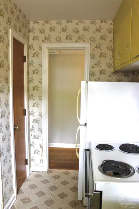 Kitchen - 1003 E Texar Dr, Pensacola, FL 32503 photo 4 of 8