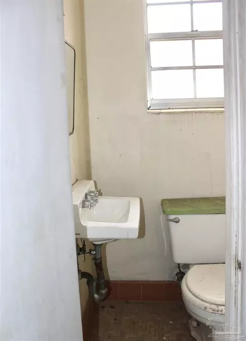 Bath - 1003 E Texar Dr, Pensacola, FL 32503 photo 8 of 8