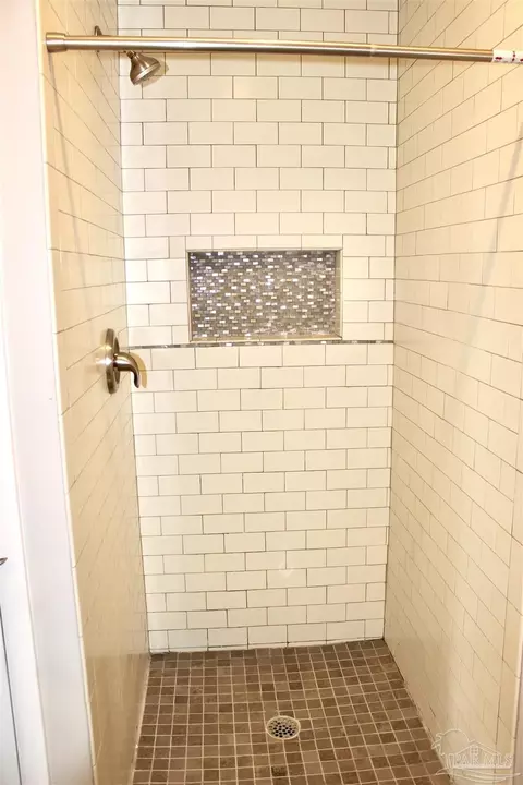Bath - 1003 E Texar Dr, Pensacola, FL 32503 photo 3 of 8