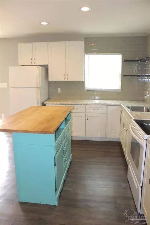 Kitchen - 1003 E Texar Dr, Pensacola, FL 32503 photo 2 of 8
