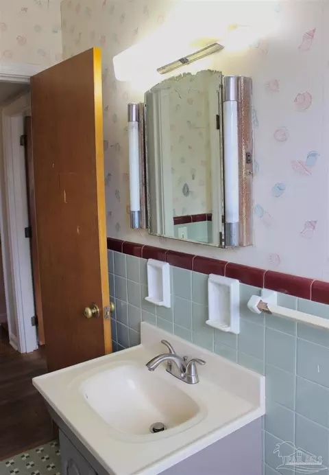 Bath - 1003 E Texar Dr, Pensacola, FL 32503 photo 5 of 8