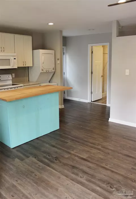 Kitchen - 1003 E Texar Dr, Pensacola, FL 32503 photo 3 of 8
