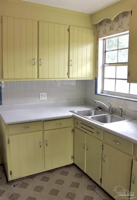 Kitchen - 1003 E Texar Dr, Pensacola, FL 32503 photo 6 of 8