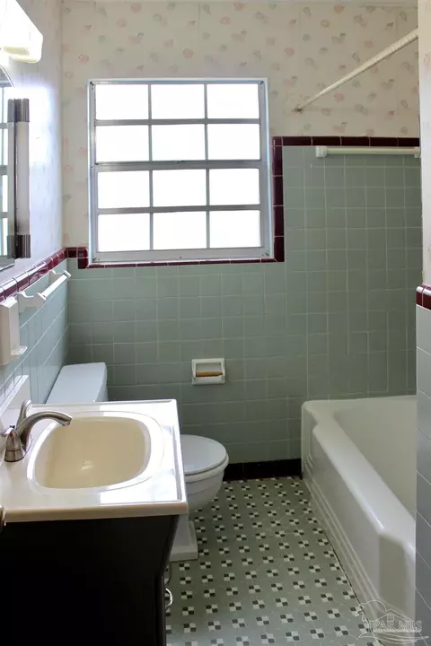 Bath - 1003 E Texar Dr, Pensacola, FL 32503 photo 4 of 8
