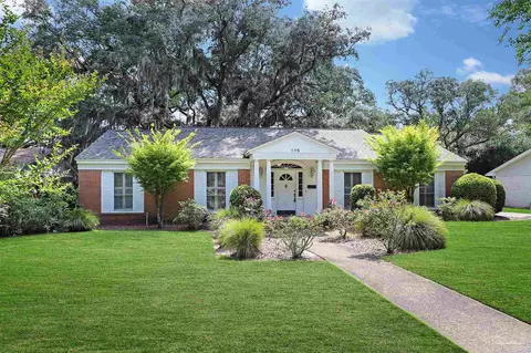 135 Highpoint Dr, Gulf Breeze, FL 32561