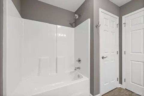 Bath - 6609 Cedar St, Milton, FL 32570 photo 2 of 2