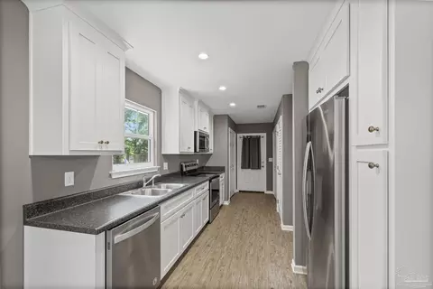 Entry Way - 6609 Cedar St, Milton, FL 32570 photo 1 of 5