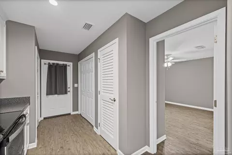 Entry Way - 6609 Cedar St, Milton, FL 32570 photo 5 of 5