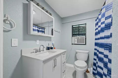 Bath - 6136 Beasley Rd, Crestview, FL 32536 photo 1 of 4