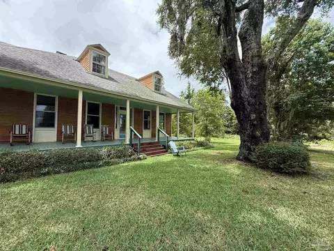 7135 Oak St, Milton, FL 32583