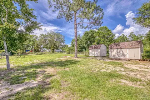 Exterior - 8114 Silver Maple Dr, Milton, FL 32583 photo 7 of 8