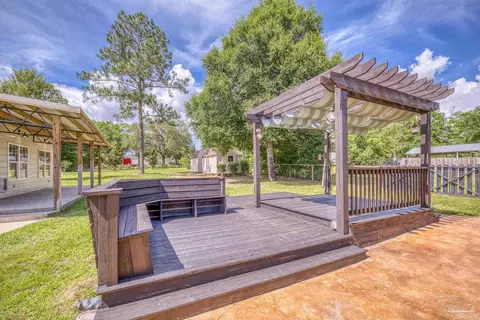 Exterior - 8114 Silver Maple Dr, Milton, FL 32583 photo 4 of 8