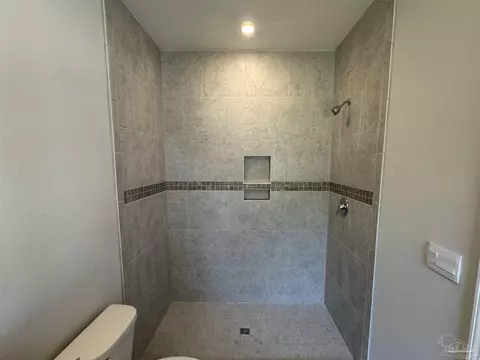 Bath - 5752 Farrel Way, Milton, FL 32583 photo 2 of 5