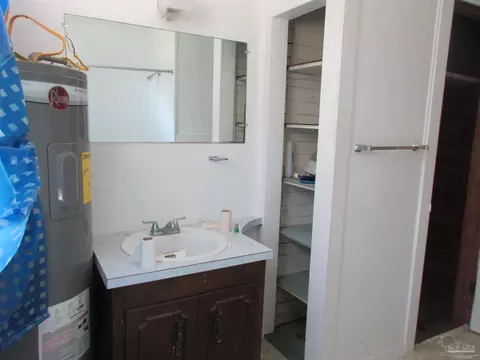 Bath - 5227 Spring St, Jay, FL 32565 photo 2 of 3