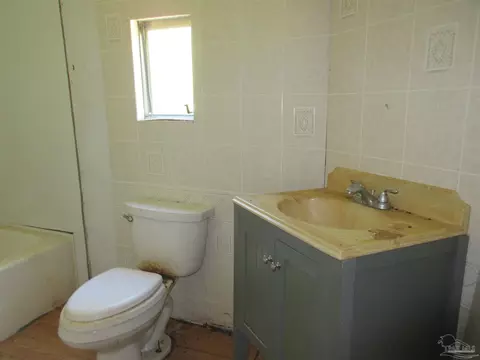 Bath - 5227 Spring St, Jay, FL 32565 photo 3 of 3