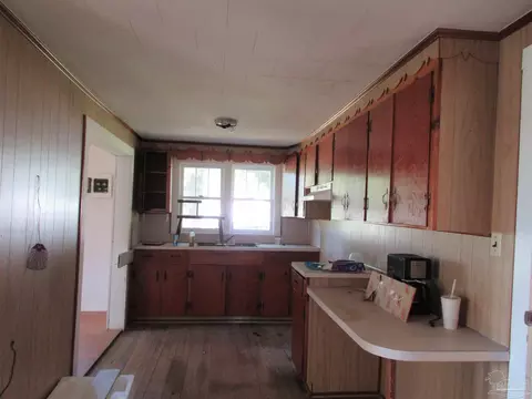 Kitchen - 5227 Spring St, Jay, FL 32565 photo 4 of 5