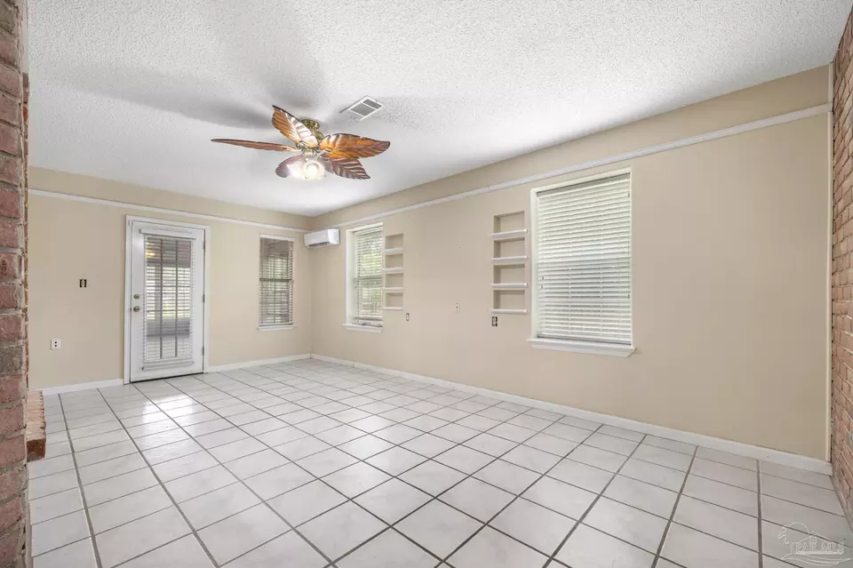 Living - 5405 Ilex Ln, Pensacola, FL 32526 photo 4 of 6