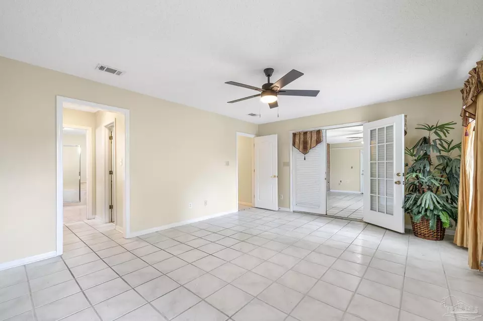 Living - 5405 Ilex Ln, Pensacola, FL 32526 photo 5 of 6