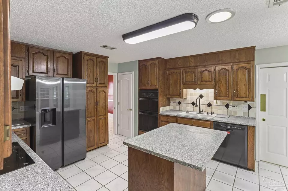 Kitchen - 5405 Ilex Ln, Pensacola, FL 32526 photo 3 of 5