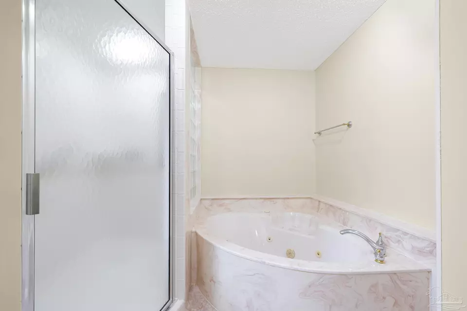 Bath - 5405 Ilex Ln, Pensacola, FL 32526 photo 7 of 9