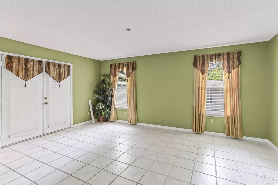Living - 5405 Ilex Ln, Pensacola, FL 32526 photo 3 of 6