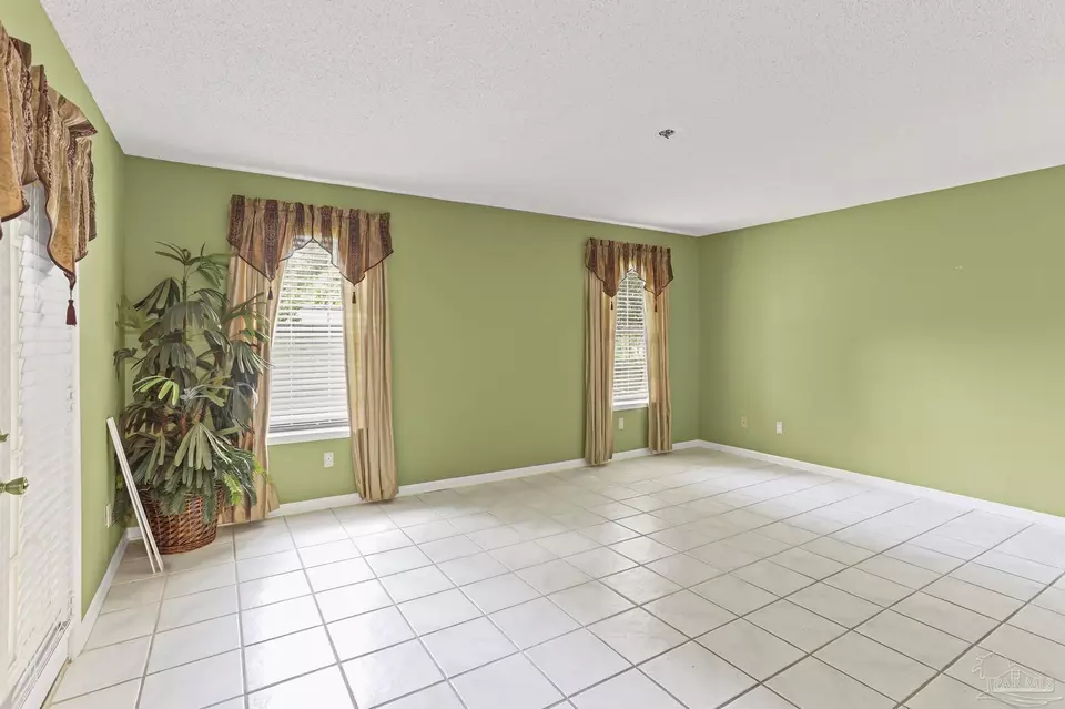 Living - 5405 Ilex Ln, Pensacola, FL 32526 photo 1 of 6