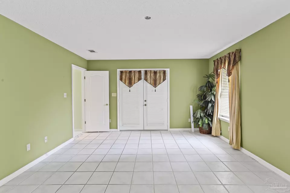 Living - 5405 Ilex Ln, Pensacola, FL 32526 photo 2 of 6