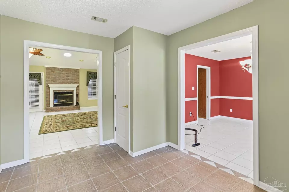 Entry Way - 5405 Ilex Ln, Pensacola, FL 32526 photo 2 of 2