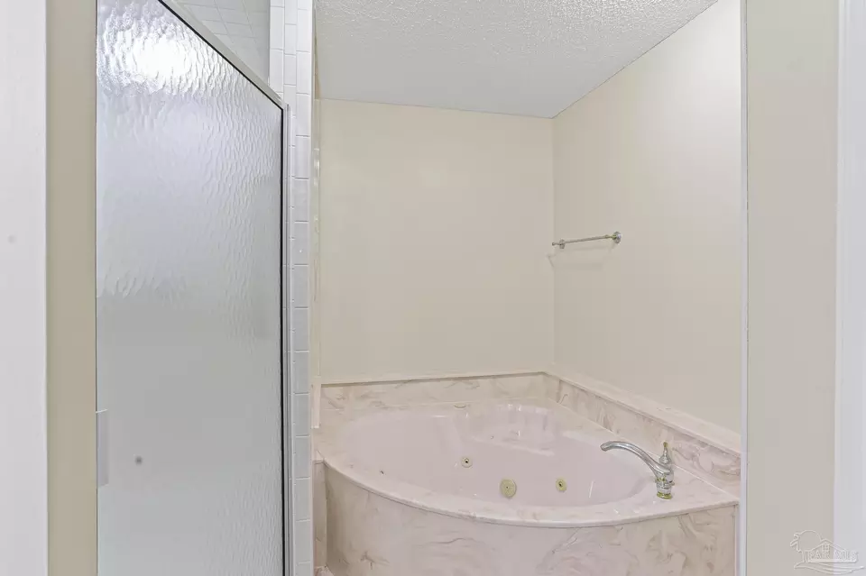Bath - 5405 Ilex Ln, Pensacola, FL 32526 photo 3 of 9
