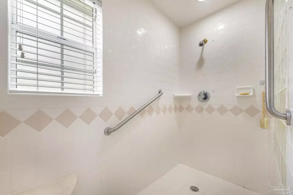 Bath - 5405 Ilex Ln, Pensacola, FL 32526 photo 5 of 9