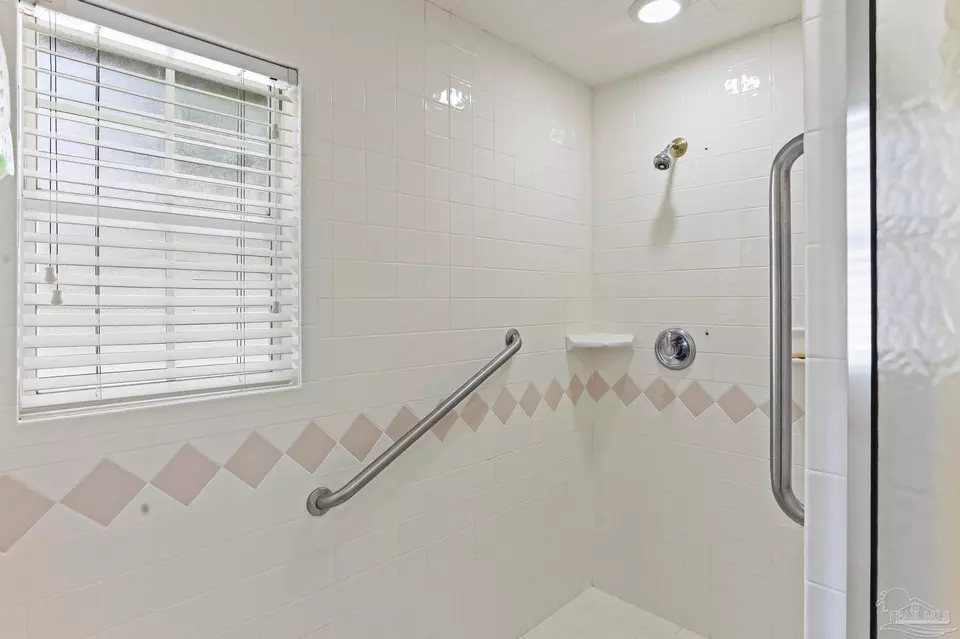 Bath - 5405 Ilex Ln, Pensacola, FL 32526 photo 4 of 9