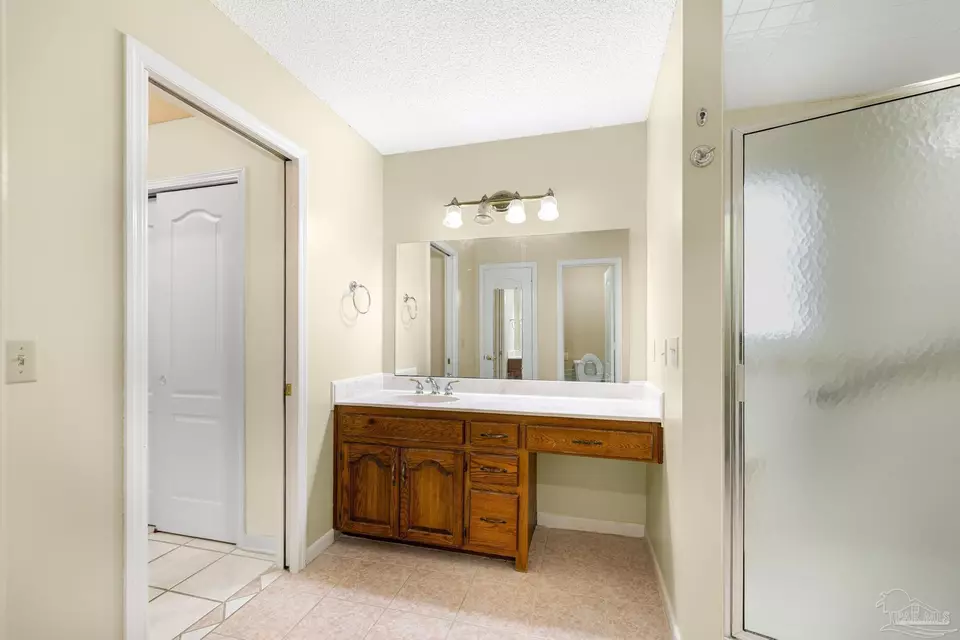 Bath - 5405 Ilex Ln, Pensacola, FL 32526 photo 6 of 9