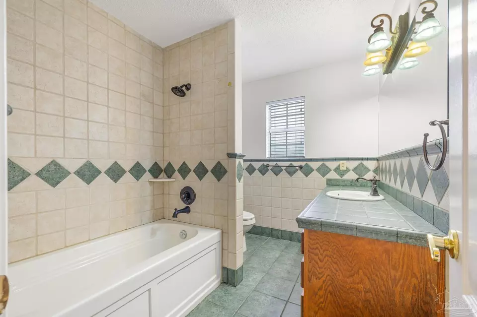 Bath - 5405 Ilex Ln, Pensacola, FL 32526 photo 8 of 9